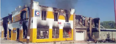  ??  ?? durante el ataque fueron asesinadas 8 personas y quemadas casas y negocios