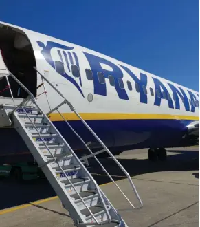  ?? ?? Ryanair è passata dalle parole ai fatti, annunciand­o la riduzione di alcune operazioni in Italia proprio come reazione al decreto contro il caro voli