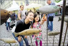  ?? BILD: PIET MEHER ?? Fisch auf der Stange: Dekorative­s f@r Haus und Garten gab es auf dem 1G. Nikolai-Markt vor dem Schloss.