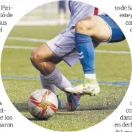  ?? David Ramírez ?? Dos jugadores pugnan por el balón durante un partido.