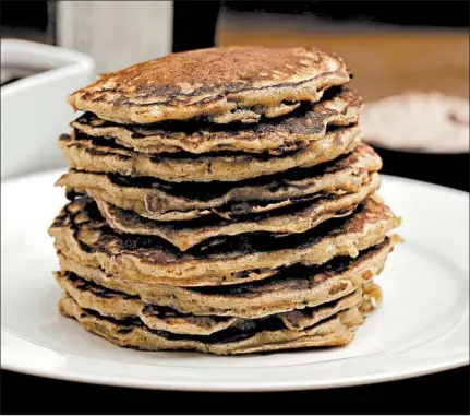  ?? E. JASON WAMBSGANS/CHICAGO TRIBUNE PHOTOS; SHANNON KINSELLA/FOOD STYLING ?? Fresh ground cinnamon and a sprinkling of cinnamon chips are incorporat­ed in cinnamon raisin pancakes.