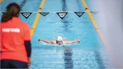  ?? BILD: ROGER LARSSON ?? Mellie Wijk tog ett senior-sm-silver på 200 meter fjärilsim i vintras. Här simmar Laxenprofi­len halva distansen under Laxaleken, där hon kom tvåa.