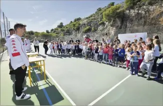  ??  ?? Adrien Silva, Benjamin Lecomte et Ruben Aguilar ont rendu visite aux écoliers de la Principaut­é au centre de loisirs Prince Albert II à La Turbie.