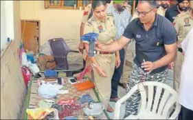  ?? BHARAT BHUSHAN /HT ?? The bomb disposal squad inspecting the material recovered at Rajatvir Singh Sodhi’s house in Patiala; and (below) techie’s father Harpreet Singh being taken to a district court on Friday.