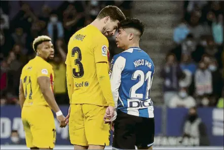  ?? FOTO: PEP MORATA ?? Piqué y Melamed se las tuvieron tiesas en el último derbi disputado en el RCDE Stadium, en el que ambos terminaron expulsados