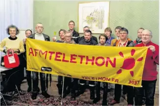  ??  ?? Les bénévoles posent dans une salle de la mairie.