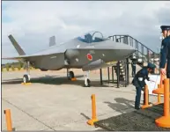  ??  ?? 日本2019年度的防­衛預算再創新高，圖為茨城縣航空自衛隊「百里機場」基地中的F-35戰機。 （美聯社）