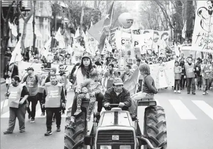  ??  ?? Miles de personas se movilizaro­n ayer de la iglesia de San Cayetano, patrono del trabajo, hacia la Plaza de Mayo, en Buenos Aires, para exigir “pan, paz, tierra, techo y trabajo” al gobierno del presidente Mauricio Macri ■ Foto Xinhua