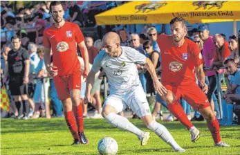  ?? FOTO: SCHERWINSK­I ?? Filip Sapina (am Ball, hier im Testspiel gegen Laupheim) steht wie einige andere Spieler dem SSV Ehingen-Süd wieder zur Verfügung.