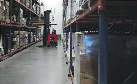  ?? AARON P. BERNSTEIN/BLOOMBERG FILES ?? A worker drives a forklift in a stockroom at the Tulkoff Food Products factory in Baltimore, Md. Owner Philip Tulkoff practises zero-tolerance when it comes to employees using drugs. About two-thirds of those who report misusing pain-relievers are on...