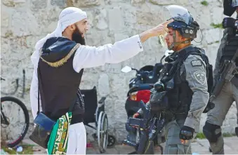  ?? AFPPIX ?? A Palestinia­n arguing with an Israeli security force personnel in Jerusalem’s Old City yesterday. –