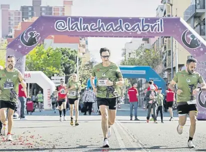  ?? LVE ?? El líder del PSC, Salvador Illa, participó ayer en la carrera solidaria de los Mossos d’esquadra