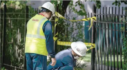  ?? PAT NABONG/SUN-TIMES ?? ComEd workers fix a power outage in Uptown last August. The utility’s “smart grid” work has resulted in fewer outages but been criticized for costing consumers more.