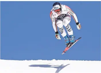  ?? FOTO: GABRIELE FACCIOTTI/AP ?? Der deutsche Skirennfah­rer Thomas Dreßen beim Sprung bei der Lauberhorn­abfahrt in Wengen. Der Deutsche wurde beim traditions­reichen Weltcup un der Schweiz Dritter.