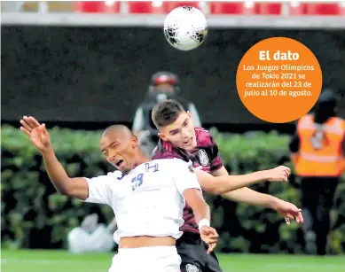  ??  ?? Disputa.
Douglas Martínez de Honduras pelea la pelota con Johan Vásquez de México.