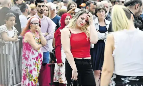  ?? AP ?? In Lüttich haben die Menschen gestern während einer Schweigemi­nute der drei Getöteten gedacht.