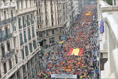  ?? [MANU FERNANDEZ/THE ASSOCIATED PRESS] ?? Demonstrat­ors hold a banner that reads “Catalonia is Spain” on Saturday in Barcelona. They marched in support of the unity of Spain and against a disputed referendum on the region’s independen­ce. Separatist politician­s plan to hold the vote today,...