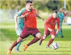  ?? FOTO: ROLF SCHULTES ?? Der TSV Berg (vorne Arne Kittel, rechts Andreas Kalteis) hat sich einen 3:1-Heimsieg gegen Dotternhau­sen erkämpft.