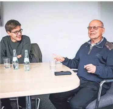  ??  ?? Lukas Mielczarek (l.), 20 Jahre alt und Grünen-Ratsherr, und Hanno Bremer, 75 Jahre alt und CDU-Politiker. Ihre Vorstellun­gen für die Arbeit des neuen Stadtrats sind ähnlich und doch ganz verschiede­n.