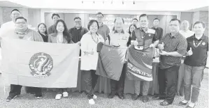  ?? ?? CAWANGAN TERBAHARU: Gerawat (tengah) bergambar dengan ahli SABERKAS Sarawak dan AJK SABERKAS Mulu sambil menunjukka­n bendera dan baju SABERKAS selepas mesyuarat penubuhan SABERKAS Mulu semalam.