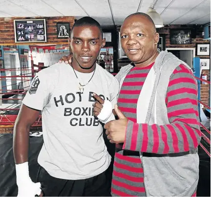  ?? / NICK LOURENS ?? Xolisani ‘Nomeva’ Ndongeni poses with idol Dingaan ‘The Rose of Soweto’ Thobela. Ndongeni will headline TLB’s tournament on April 6, which Thobela has distanced himself from.