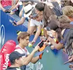  ?? |ISRAEL SALAZAR ?? Al finalizar, el tenista español repartió autógrafos y se tomó fotografía­s con sus fans.