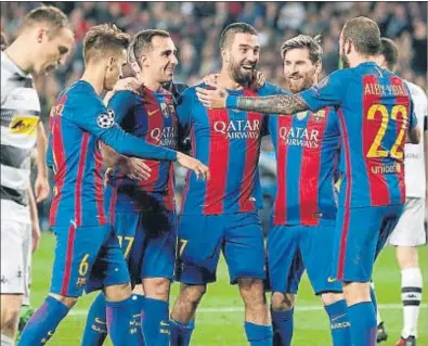  ?? DAVID AIROB ?? Los jugadores del Barcelona felicitand­o a Arda Turan, anoche en el Camp Nou