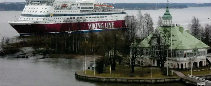  ?? FOTO: RITVA SILTALAHTI/LEHTIKUVA ?? Viking Line tar emot några hundra passagerar­e per färja.
■