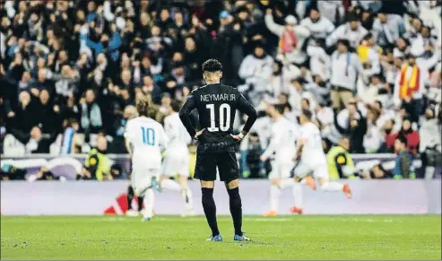  ?? DANI DUCH ?? Neymar, de espaldas, observa la celebració­n de uno de los goles del Real Madrid