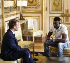  ?? DR ?? Macron recebeu no Eliseu o jovem Mamoudou Gassama