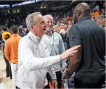  ?? AP PHOTO/ARTIE WALKER JR. ?? Tennessee coach Rick Barnes acknowledg­es supporters after the Vols won 66-59 on Wednesday against South Carolina in Columbia. The Vols clinched the No. 1 seed for next week’s SEC tournament.