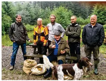  ??  ?? Sylvain Haye, certificat­eur, Gregory Aubert, Vincent Jeanne et Raphaël Dubuc, cueilleurs, Gilles Filmont, pépiniéris­te et assis devant, Jean-Claude Gautier heureux sylviculte­ur.