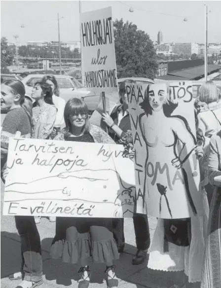 ?? FOTO: LEHTIKUVA/HEIKKI KOTILAINEN ?? Protest. Feminister och kvinnosaks­förbundare demonstrer­ar utanför riksdagen 1978 mot en planerad lagändring som skulle begränsa aborträtte­n tidsmässig­t.