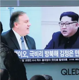  ?? AP ?? Un televisor muestra imágenes del director de la CIA, Mike Pompeo, y del líder norcoreano, Kim Jong Un, en la estación de tren de Seúl.