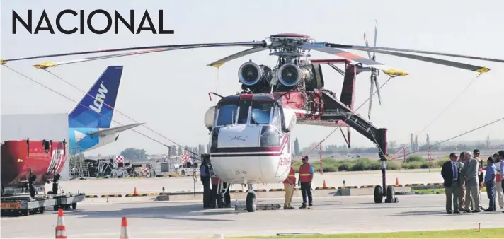  ??  ?? ► “Atenea” aterrizó ayer en el aeropuerto de Santiago y estará operativo desde el próximo lunes.