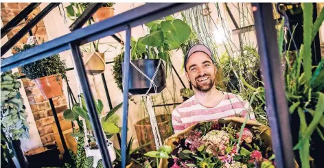  ?? RP-FOTO: ANNE ORTHEN ?? Michael Frings ist Inhaber des Blumengesc­häfts „Tannendiel­e“und steht mit seinen Ideen regelmäßig im ZDF vor der Kamera.