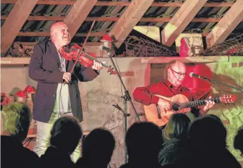  ?? FOTO: THOMAS SIEDLER ?? Das Duo Burr & Klaiber gibt am 22. Juli ein Konzert im Lindengart­en von Schloss Fachsenfel­d.