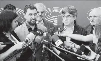  ?? Foto: EFE/P.G. ?? Antoni Comín y Carles Puigdemont atendiendo a los medios en Estrasburg­o.