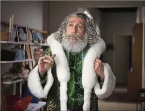  ??  ?? Le comédien interprète le père Noël qui découvre la vie parisienne.