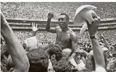  ?? FOTO: SIMON ?? Pelé feiert mit seinen Mannschaft­skollegen und Anhängern den Gewinn der WM 1970 in Mexiko im überfüllte­n Aztekensta­dion in Mexiko-Stadt.