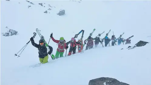  ??  ?? In reinen Damengrupp­en knietief durch den Schnee zu stapfen macht gerade engagierte­n Freerideri­nnen immer häufiger Spaß. Wenn es allerdings um die alpine Sicherheit geht, sollten Männer wie Frauen lernen, der Gruppe auch einmal zu widersprec­hen.