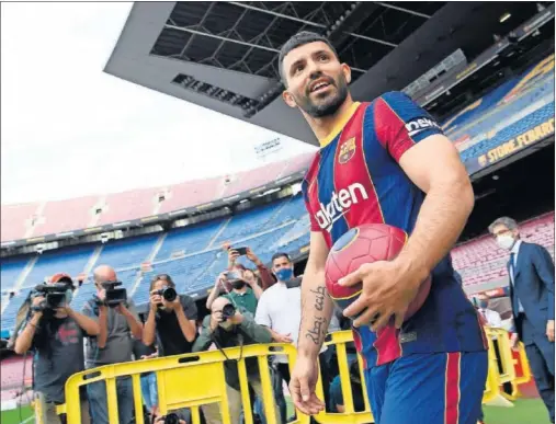  ??  ?? Kun Agüero pisa el Camp Nou por primera vez vestido con la camiseta del Barcelona.