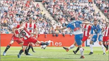  ??  ?? EL 0-1. Gerard Moreno tira a portería y firma el primer tanto del Espanyol ante el Girona en Montilivi.