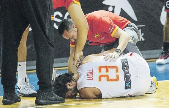  ?? FOTO: EFE ?? Sergio Llull, en el suelo del pabellón Santiago Martín de La Laguna en el momento de lesionarse. Los gritos de dolor del base dejaron claro muy pronto que se trataba de algo grave