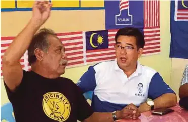  ?? PIC BY T.N. ALAGESH ?? BN candidate for Ketari Datuk Lau Hoi Keong (right) speaking to a constituen­t in Bukit Tinggi yesterday.