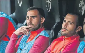  ?? FOTO: EFE ?? Alcácer, ocupando el banquillo visitante de Mestalla junto a Aleix Vidal