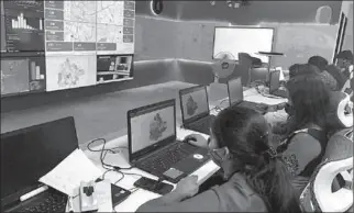  ?? BENGALURU, INDIA
-AFP ?? Software profession­als assisting municipal authoritie­s work on their terminals inside a "war room" focused on tracking the spread of the coronaviru­s disease (COVID-19) at the Bruhat Bengaluru Mahanagara Palike office.