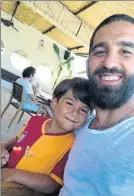  ?? FOTO: INSTAGRAM ?? Arda Turan, con el pequeño fan