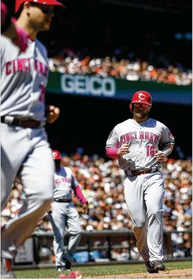  ?? TONY AVELAR / ASSOCIATED PRESS ?? The Reds’ Devin Mesoraco (left) and Tucker Barnhart (16) score on Scooter Gennett’s single in the fifth inning of Sunday’s loss to the Giants. Barnhart added a sacrifice fly in the seventh inning.