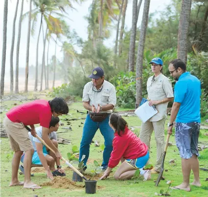  ??  ?? Varios de los estudiante­s de TASIS sembrando uvas playeras. De pie, desde la izq., Jorge Bauzá , director científico del programa del Estuario; Brenda Torres, directora del Estuario de la Bahía de San Juan y Dorián López, maestro de TASIS.